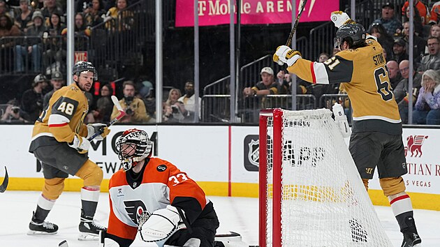 Samuel Ersson (33) z Philadelphia Flyers p�ekonan� v z�pase s Vegas Golden Knights, slav� Tom� Hertl (48).