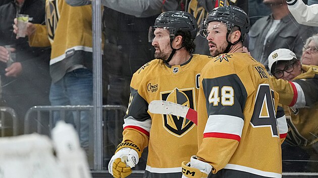 Tom� Hertl (48) a Mark Stone slav� g�l Vegas Golden Knights.