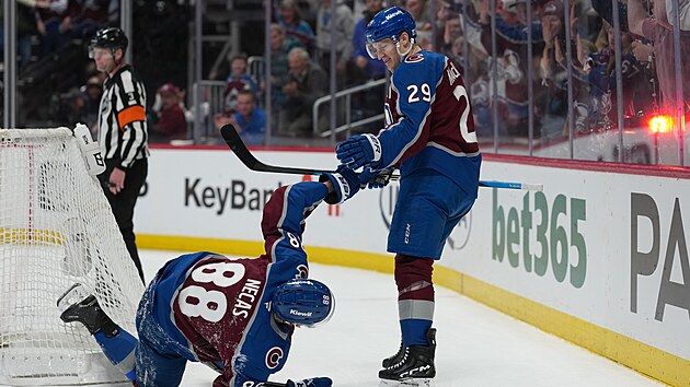 Martin Ne�as (88) si s pomoci Nathana MacKinnona stoup�, z�rove� slav� g�l Colorado Avalanche.