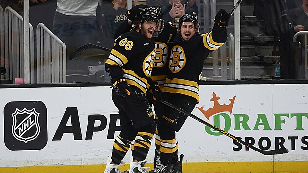 �esk� �to�n�k David Pastr��k (prvn� zleva) se raduje se sv�mi bostonsk�mi spoluhr��i Charliem McAvoyem a Maratem Chusnutdinovem.