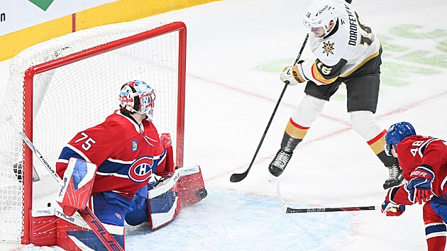 Pavel Dorofejev (Vegas Golden Knights) sice Jakuba Dobe�e (Montreal Canadiens) dvakr�t p�ekonal, ale v tomto p��pad� jej �esk� brank�� vychytal.