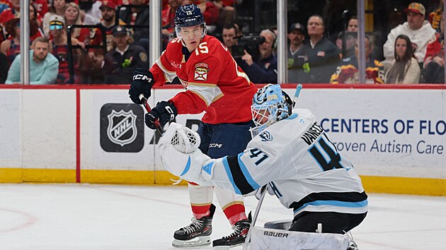 Floridsk� �to�n�k Anton Lundell se sna�� te�ovat puk p�ed V�tkem Van��kem, brank��em Utahu.