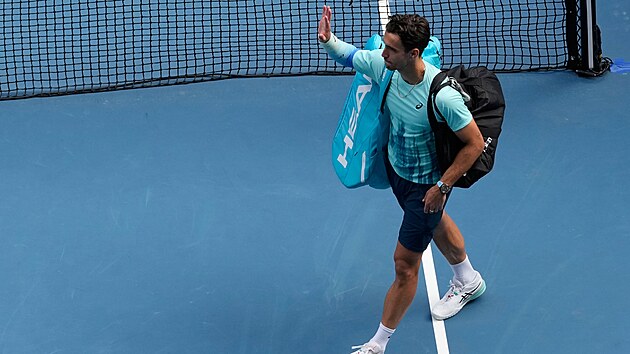 Zran�n� Lorenzo Musetti odch�z� z kurtu pot�, co skre�oval �tvrtfin�le...