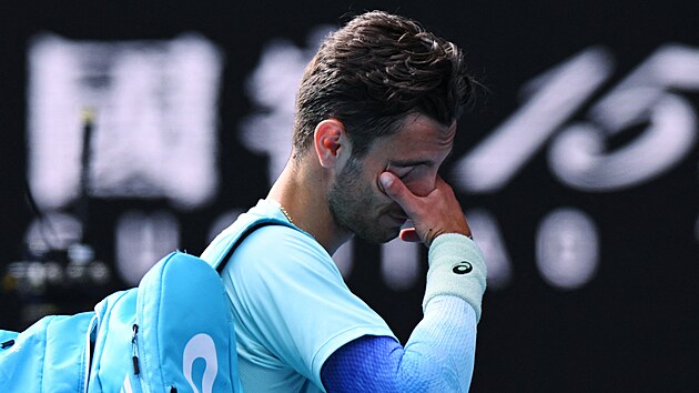 Smutn� Lorenzo Musetti. �tvrtfin�le Australian Open musel kv�li zran�n�...