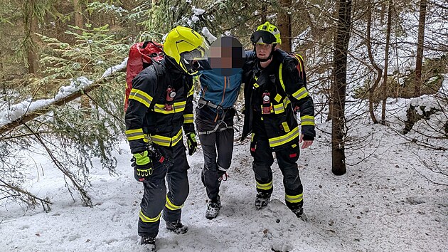 Hasi�i a zdravotn�ci zasahovali u zran�n�ho mu�e ve skal�ch nad Such�m Dolem na N�chodsku. (25. ledna 2026)