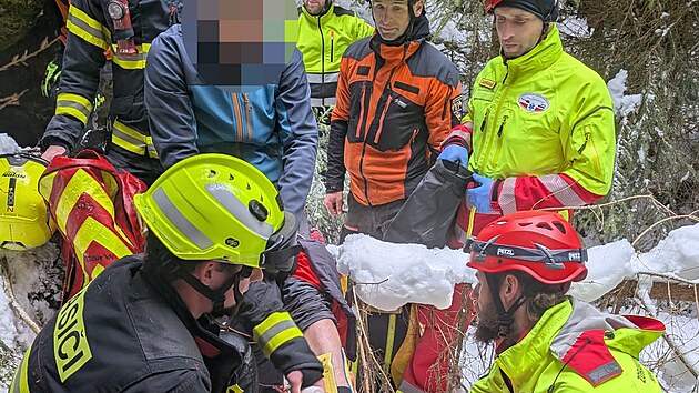 Hasi�i a zdravotn�ci zasahovali u zran�n�ho mu�e ve skal�ch nad Such�m Dolem na N�chodsku. (25. ledna 2026)