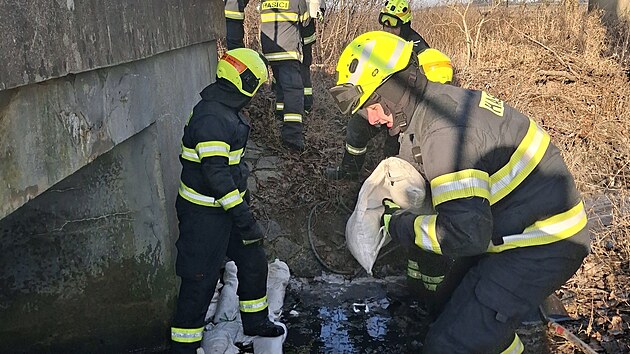 Hasi�i zasahuj� u unikl�ho digest�tu z bioplynov� stanice v Dobru�ce. (21. ledna 2026)