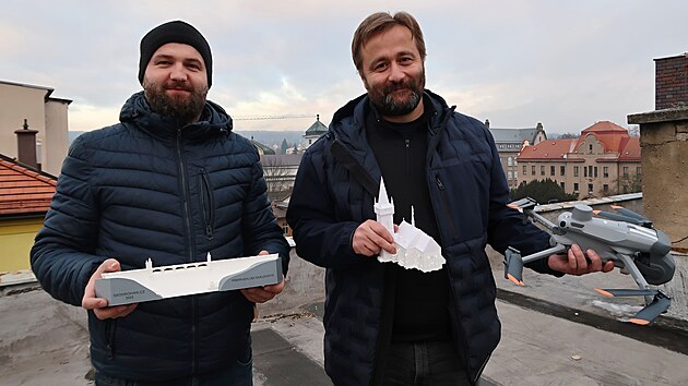 Luk� Mal� (vpravo) s Otou �ern�m ze Dvora Kr�lov� nad Labem se v�nuj� fotogrammetrii.