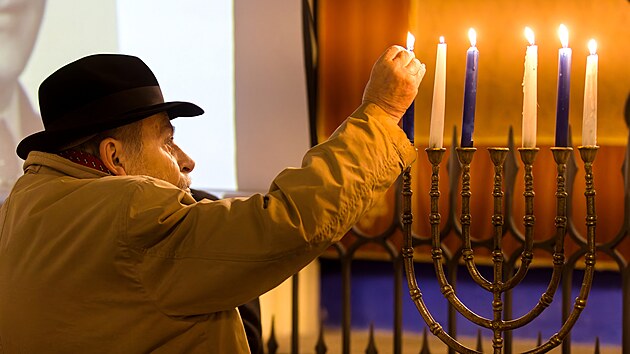 Zemsk� rab�n Karol Sidon se ��astnil pietn�ho shrom�d�n� Sv�tla na kolej�ch k 84. v�ro�� plze�sk�ch transport�. (18. ledna 2026)