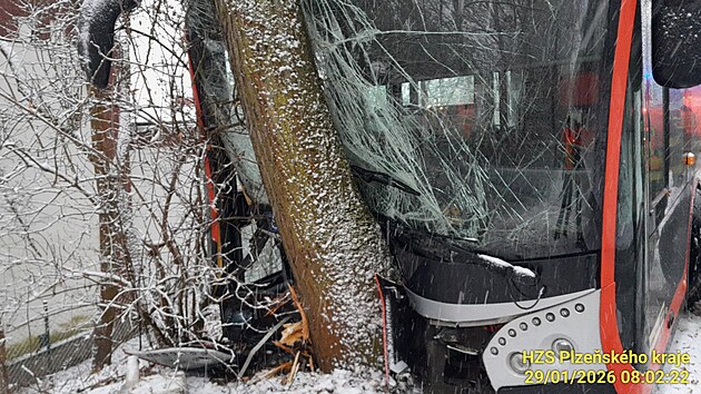 V Plzni v ulici Na Roudn� havaroval autobus, narazil do stromu. Zranila se jedna cestuj�c�, m� lehk� zran�n� na hlav�. Silnice je v m�st� nehody zledovat�l�. (29. ledna 2026)