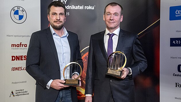 Cenu pro EY Podnikatele roku 2025 St�edo�esk�ho kraje p�evzal za nep��tomn�ho Michala Urb�nka jeho kolega Stanislav Bohata (vlevo). EY Podnikatelem roku 2025 pro Prahu se stal Du�an �enkypl ze spole�nosti Pale Fire Capital (26. ledna 2025)