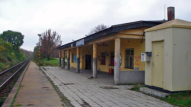 Budova zast�vky t�sn� p�ed sv�m koncem. GPS: 49.0382381N, 17.4609617E