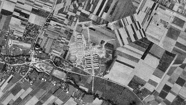 V�stavba hornick�ch dvouletek vedle star� Poruby koncem 40. let.