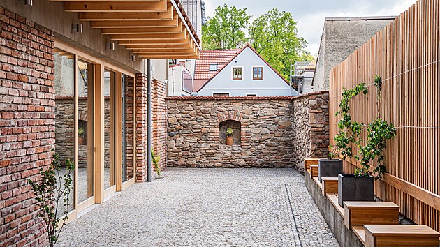 Rekonstrukce zch�tral�ho m욝ansk�ho staven� na n�m�st� v Kamenici nad Lipou vytvo�ila v�cevrstv� d�m pro bydlen�, pr�ci i komunitu, kter� pom�h� o�ivit mal� m�ste�ko na Vyso�in�.