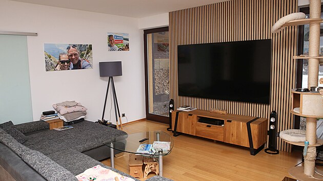 Dominantou ob�vac�ho pokoje je ob�� televize.