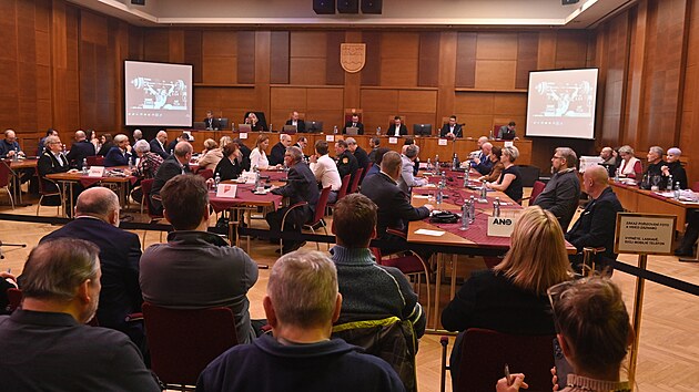 Na mimo��dn� sch�zi se zastupitel� budou zab�vat v�m�nou na postu prim�tora. (28. ledna 2026)