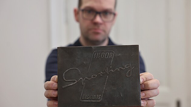 Dal��m meziv�le�n�m kouskem je v�ko plechov�ho obalu, v n�m� se tehdy prod�valy su�enky Fiedor.