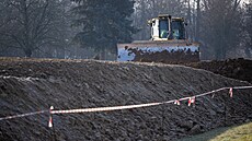 Rosice stav�­ m�­sto betonov�© nádrže př�­rodn�­ vodn�­ plochu, vysáz�­ stromy