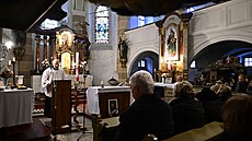 Kostel v Chřibsk�©, kde se uskuteÄ�n�­ mše za obÄ�ť střelby, se postupnÄ� pln�­ lidmi