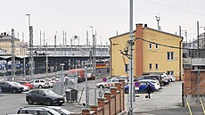 Plzeň se SŽ postav�­ nad vlakovým nádraž�­m parkovac�­ dům s autobusovým terminálem