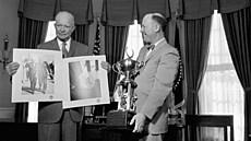 Fotograf George Tames p�ebírá v Bílém dom� od prezidenta Dwighta Eisehowera...
