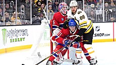 David Pastr�ák z Bostonu bojuje p�ed brankou Montrealu s Kaidenem Guhlem....