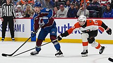 Martin Ne�as z Colorada rozehrává, napadá ho Noah Cates z Philadelphie.