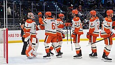 Hokejisté Anaheimu po výh�e nad Seattlem. Vlevo je Luká� Dostál.