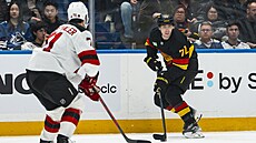 Filip Chytil (vpravo) z Vancouveru v utkání proti New Jersey.