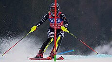 Americká hv�zda Mikaela Shiffrinová na trati slalomu ve �pindlerov� Mlýn�.