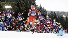 Závod �tafet v singl mixu v Novém M�st�. Ve vedení je Amy Basergaová.