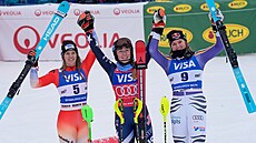 Mikaela Shiffrinová (uprost�ed) se raduje z triumfu ve slalomu ve �pindlerov�...