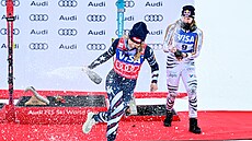 Vít�zka Mikaela Shiffrinová (vlevo) z USA a bronzová Emma Aicherová z N�mecka...