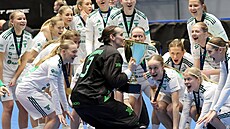 Jana Christianová, branká�ka Thorengruppenu, zvedá pohár za prvenství v Poháru...