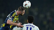 Milan �kriniar z Fenerbahce odvrací mí� p�ed dotírajícím Olliem Watkinsem z...