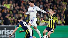 Jadon Sancho z Aston Villy bojuje s hrá�i z Fenerbahce.