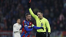 JE ZLE. Plze�ský kapitán Mat�j Vydra práv� obdr�el �ervenou kartu a sundává...