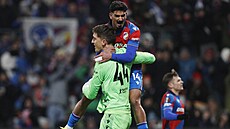 Florian Wiegele a Merchas Doski se radují po zahozené penalt� Porta.