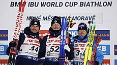 Eric Perrot (uprost�ed), Emilien Jacquelin (vlevo) a Lukas Hofer po...