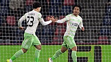 Reo Hatate (vpravo) a Sebastian Tounekti z Celtiku se radují z branky na h�i�ti...