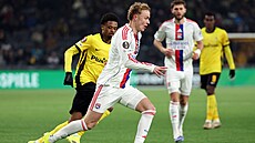 Adam Karabec z Lyonu elegantn� vede mí� na h�i�ti Young Boys Bern.