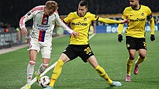 Adam Karabec z LYonu se sna�í projít p�es Sandra Laupera z Young Boys.