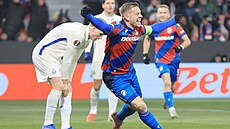 Rozjásaný plze�ský kapitán Mat�j Vydra po tref� spoluhrá�e Luká�e �erva.