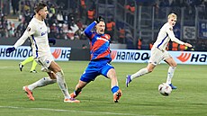 Plze�ský zálo�ník Mat�j Valenta se natahuje po mí�i.