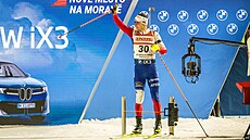 Michal Kr�má� mává divák�m ve Vyso�ina Aren�.