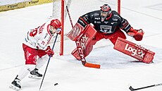 Libor Hudá�ek z T�ince se sna�í p�ekonat branká�e Stanislava �korváneka z...