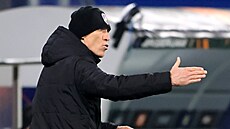 Martin Hyský rozdává pokyny.