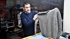 Martin Veselík se svetrem vyrobeným v jeho továrn�