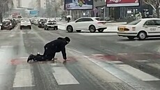 Mu� se plazil po p�echodu. Sníh a led ochromily Severní Makedonii