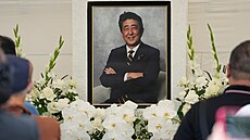 Lidé v Tokiu se modlí za bývalého premiéra �inzóa Abeho. (8. �ervence 2023)